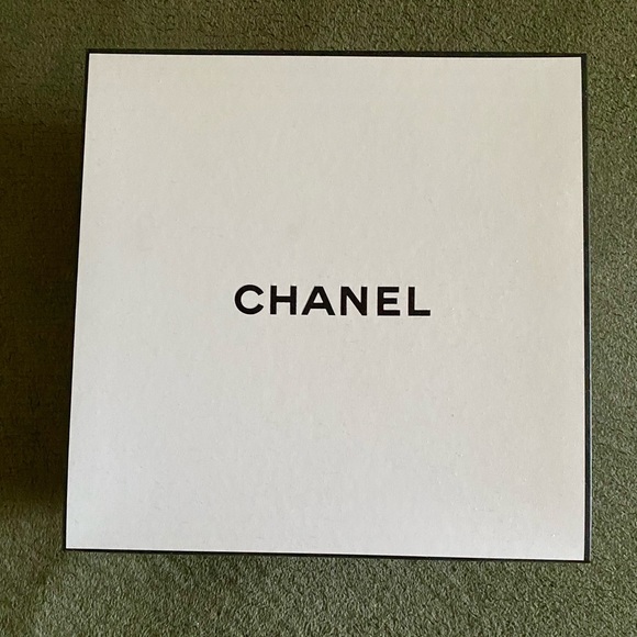 NEW Chanel Perfume Box with Assorted Samples - Picture 2 of 9